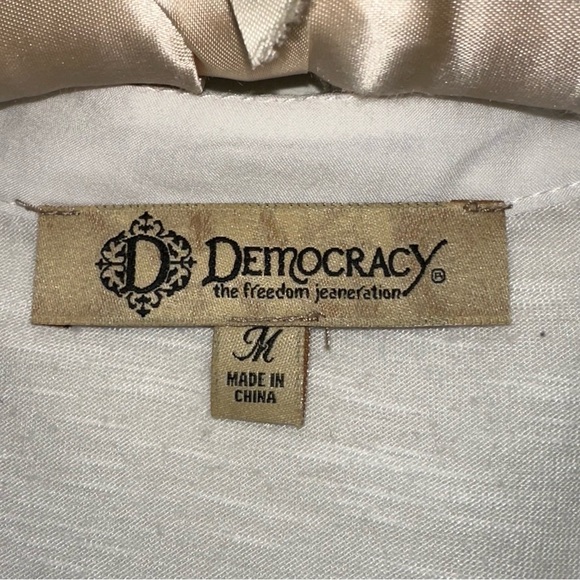 Light Cream Button Sleeve Hi-Lo Blouse w/ Crochet Detail - Picture 3 of 9